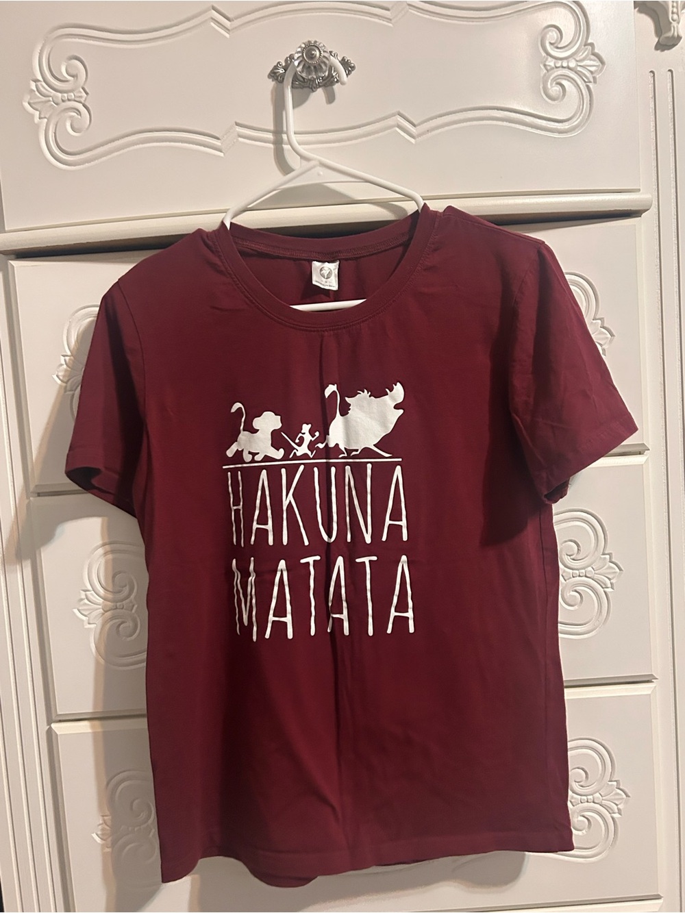 'Hakuna Matata' Graphic Tee - Burgundy Size M